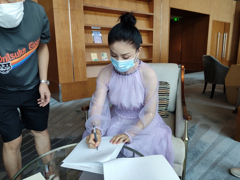 品质稳定，创新不断 双虎木门续签胡可为双虎代言！！